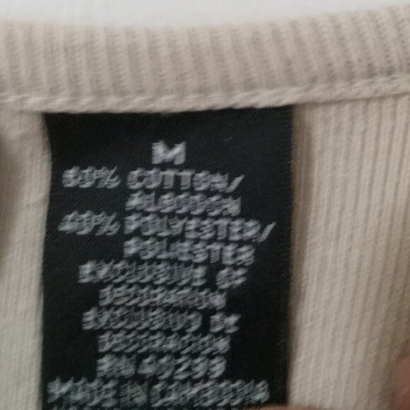 Erika short sleeves V-neck is designed with black decorative tread size M - Picture 4 of 5